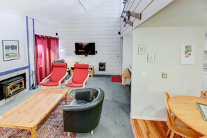 Living room - Mountain Shadows #b08 (Mammoth Lakes)