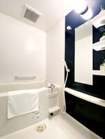 Apartamento, balcón (303) | Baño | Ducha y bañera combinadas y artículos de higiene personal gratuitos