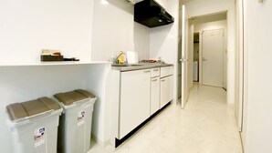 Apartemen, balkon (201) | Dapur kecil pribadi | Lemari es, microwave, kompor, dan penggorengan