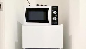Apartemen, balkon (302) | Dapur pribadi | Lemari es, microwave, kompor, dan penggorengan