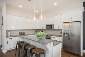 Private kitchen - Famous CASH HOUSE ♪ Big Backyard & Patio for Large Groups ♪ 2M to Downtown (Nashville)