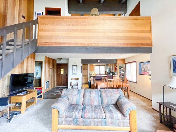 Flat-screen TV, fireplace - Sunrise 23: Scenic Meadow Area (Mammoth Lakes)