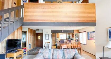 1 makuuhuone ja parvi, kaksi kylpyhuonetta, vuodepaikkoja 6, kaksi tasoa Mammoth-järvien lomallesi