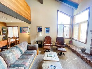 Flat-screen TV, fireplace - Sunrise 23: Scenic Meadow Area (Mammoth Lakes)
