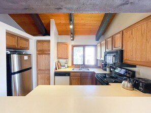 Fridge, microwave, oven, stovetop - Sunrise 23: Scenic Meadow Area (Mammoth Lakes)