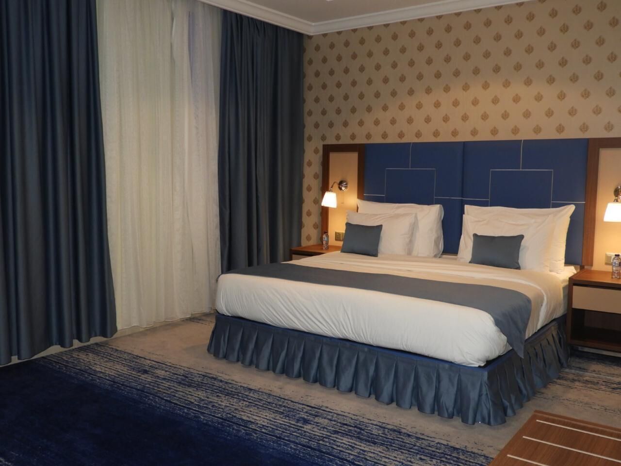 Studio Deluxe, 1 très grand lit | Coffres-forts dans les chambres, décoration personnalisée