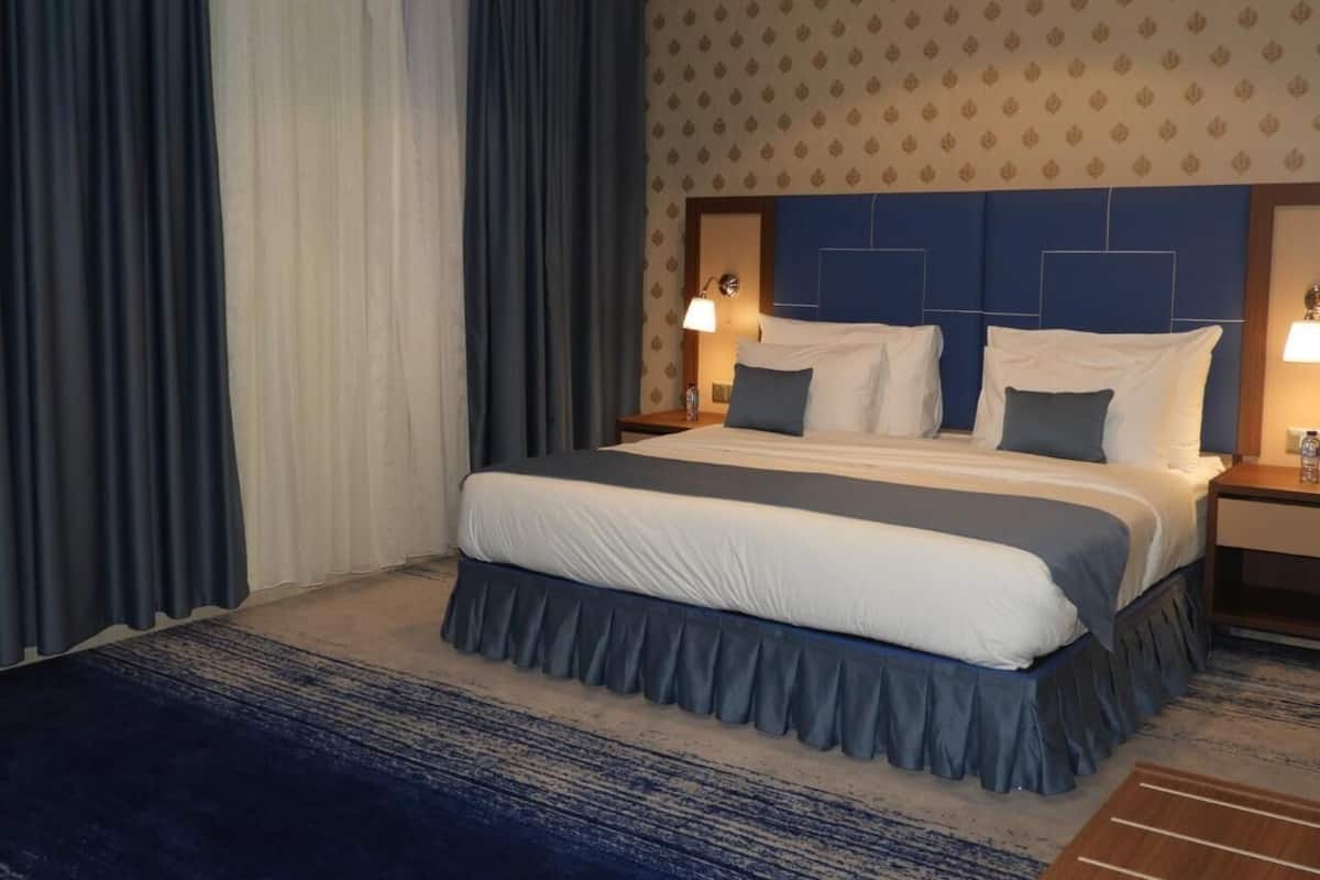 Studio Deluxe, 1 très grand lit | Coffres-forts dans les chambres, décoration personnalisée