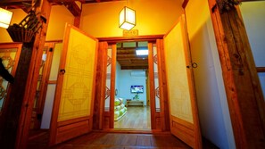 Room (Beotnamu) | Living area | 32-inch LCD TV with cable channels, TV - Jeonju Happy Maru Hanok (Jeonju)