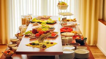 Een buffettafel met verschillende soorten eten en gerechten.