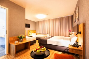 Quadruple Room | Egyptian cotton sheets, premium bedding, in-room safe, blackout drapes - Hotel La Mirabelle (Rheinhausen)