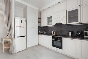 Apartment, 1 Bedroom, Terrace | Private kitchen | Full-sized fridge, microwave, oven, stovetop - Royal Apartment Frantsuzkiy bulvar 60 (Odesa)