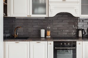 Refrigerador con freezer, microondas, horno, placa de cocina