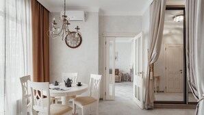 Apartment, 1 Schlafzimmer, Terrasse | Essbereich im Zimmer