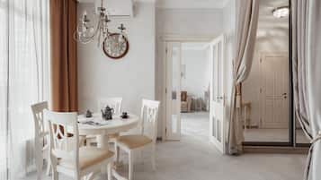 Apartment, 1 Bedroom, Terrace | In-room dining