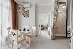 Apartment, 1 Bedroom, Terrace | In-room dining - Royal Apartment Frantsuzkiy bulvar 60 (Odesa)