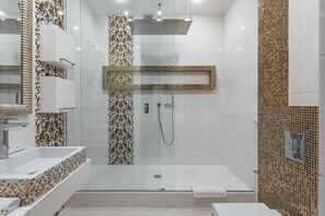 Departamento, 1 habitación | Baño | Regadera, regadera tipo lluvia, amenidades de baño gratuitas 