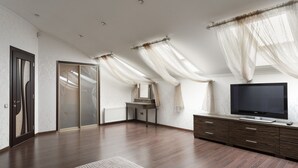 A spacious room with a large bed, a TV, and a sliding glass door leading to a balcony. - Royal Apartment Uspenskaya 12 (Odesa)
