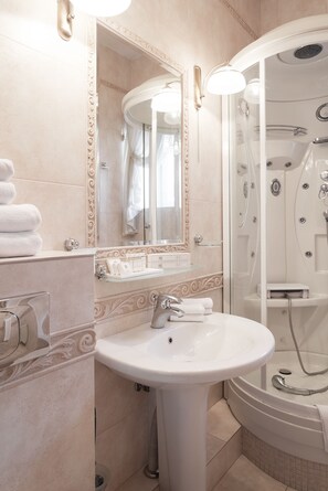 Bathroom - Royal Apartment Uspenskaya 12 (Odesa)