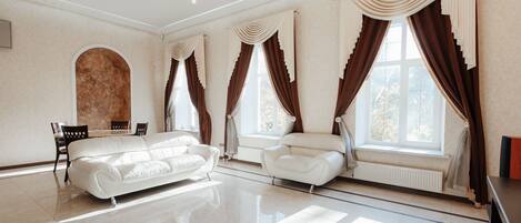 Apartamento, 3 habitaciones | Sala de estar | Una televisión de plasma