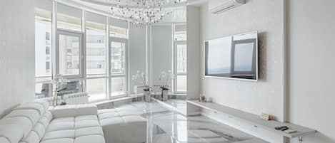 1 habitación, minibar, muebles diferentes y escritorio