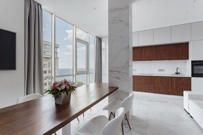 Apartment, 2 Schlafzimmer | Wohnzimmer | LED-Fernseher