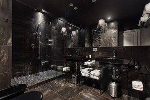 Apartment, 3 Bedrooms, Balcony | Bathroom