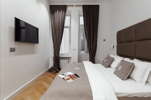 Apartment, 3 Bedrooms, Balcony | 3 bedrooms, individually decorated, individually furnished - Royal Apartments Grecheskaya 25 (Odesa)
