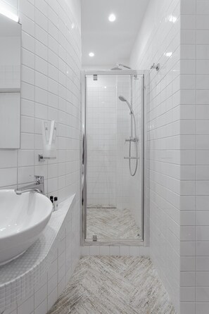 Căn hộ, 2 phòng ngủ | Phòng tắm | Bồn tắm và buồng tắm vòi sen riêng, đồ dùng nhà tắm miễn phí 