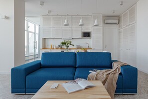 Apartamento, 1 quarto, terraço | Área de estar | Smart TV 65 polegadas com canais digitais, TV