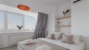 Căn hộ, 2 phòng ngủ | Bộ đồ giường kháng dị ứng, minibar, bàn