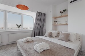 Apartamento, 2 quartos | Roupas de cama antialérgicas, frigobar, individualmente decorados