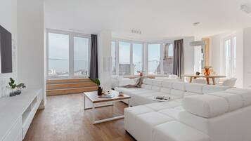 Royal Penthouse | 2 bedrooms, hypo-allergenic bedding, minibar, individually decorated