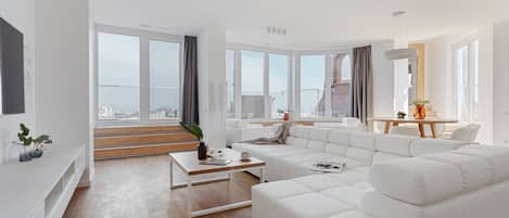 Royal Penthouse | 2 bedrooms, hypo-allergenic bedding, minibar, individually decorated