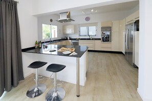 Een koelkast, een microgolfoven, een oven, een kookplaat