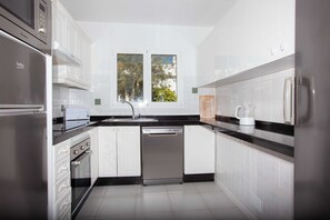 Een koelkast, een microgolfoven, een oven, een kookplaat