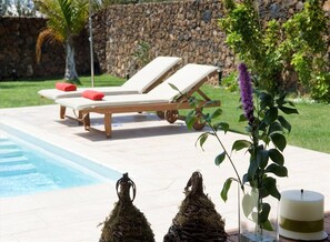 Piscina aquecida, espreguiçadeiras