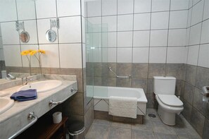 Bathtub, towels