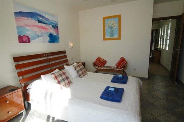 2 bedrooms, in-room safe, iron/ironing board, free WiFi