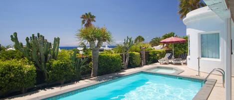 Lämmitetty uima-allas, aurinkotuoleja