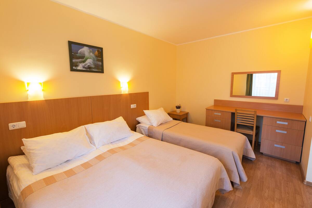 Standaard driepersoonskamer | Een bureau, een strijkplank/strijkijzer, gratis wifi, beddengoed