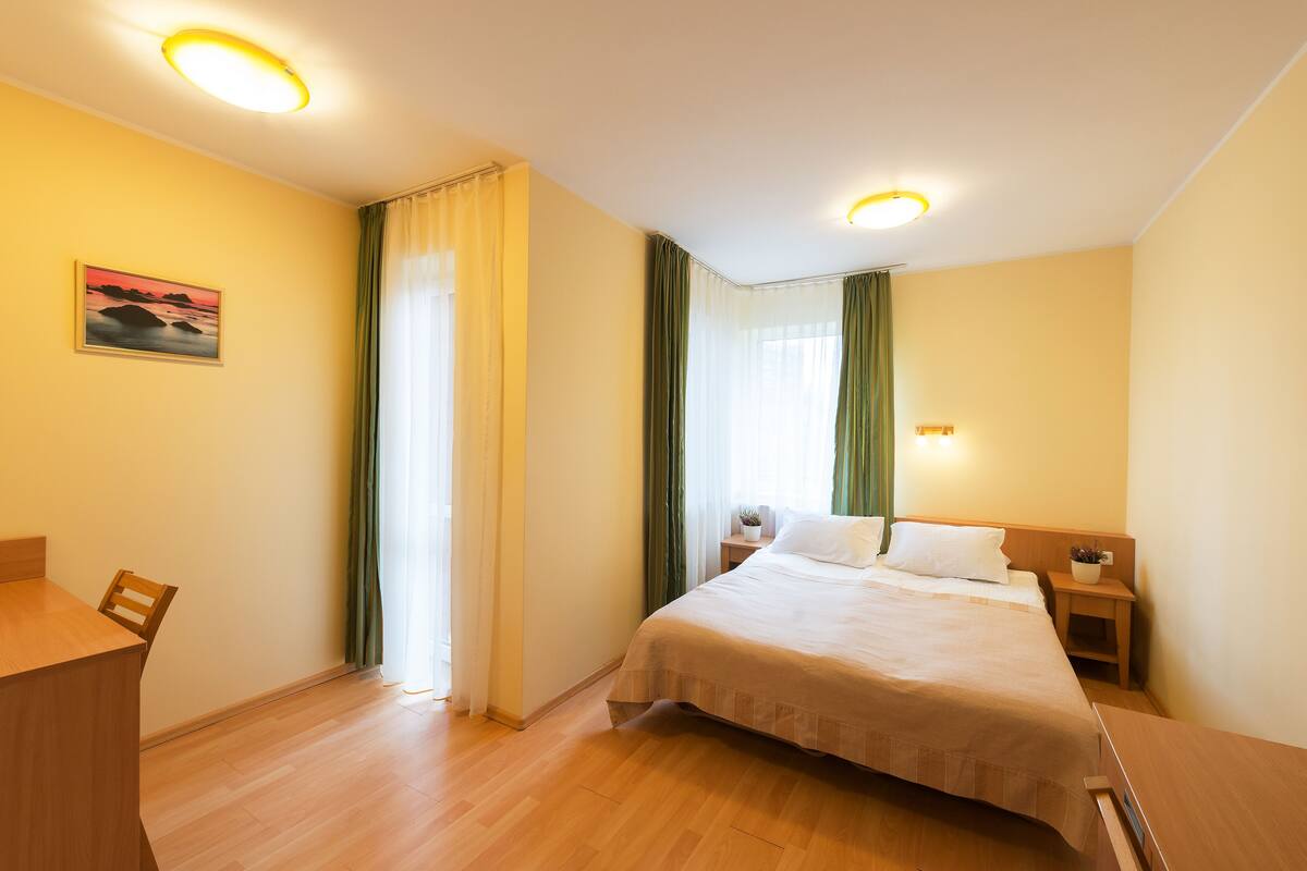 Standaard kamer, 1 twee- of 2 eenpersoonsbedden | Een bureau, een strijkplank/strijkijzer, gratis wifi, beddengoed