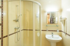Quarto casal ou duplo standard | Banheiro | Chuveiro, secador de cabelo, toalhas de banho 