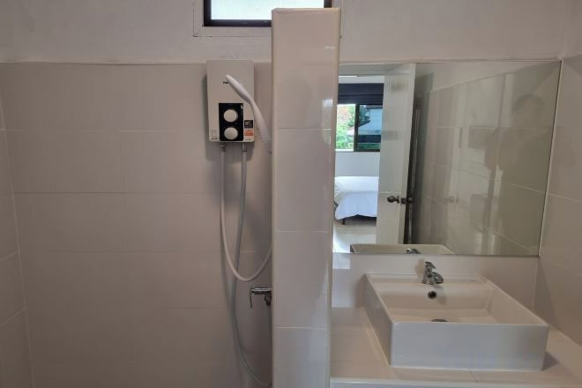 Kamar mandi | Bathtub, perlengkapan mandi gratis, pengering rambut, dan handuk