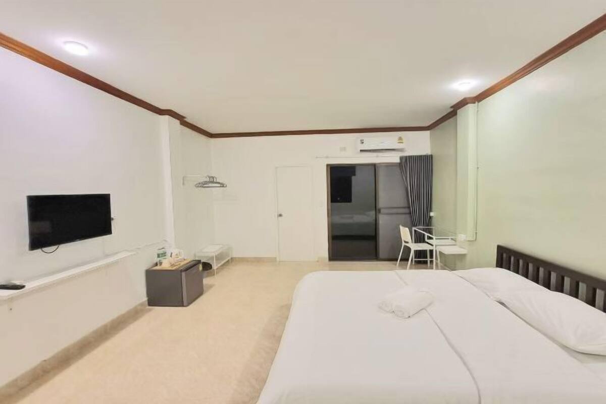Desk, WiFi (free), bed sheets
