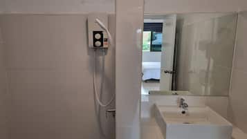 Standard Double Room | Bathroom | Bathtub, free toiletries, hair dryer, towels