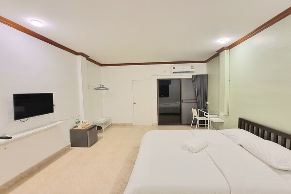 Standard Double Room | Desk, free WiFi, bed sheets - Breezy Pattaya (Pattaya)