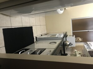 Kühlschrank, Mikrowelle, Toaster, Kochgeschirr/Geschirr/Besteck