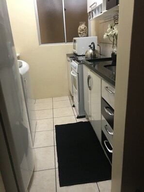 Fridge, microwave, toaster, cookware/dishes/utensils - Full Fit for 01 person (Vila Vera Cruz)