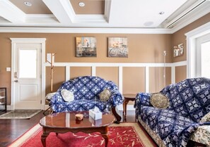 Smart TV - Twinview executive one-bedroom suite (Victoria)