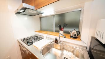 Fridge, microwave, stovetop, cookware/dishes/utensils